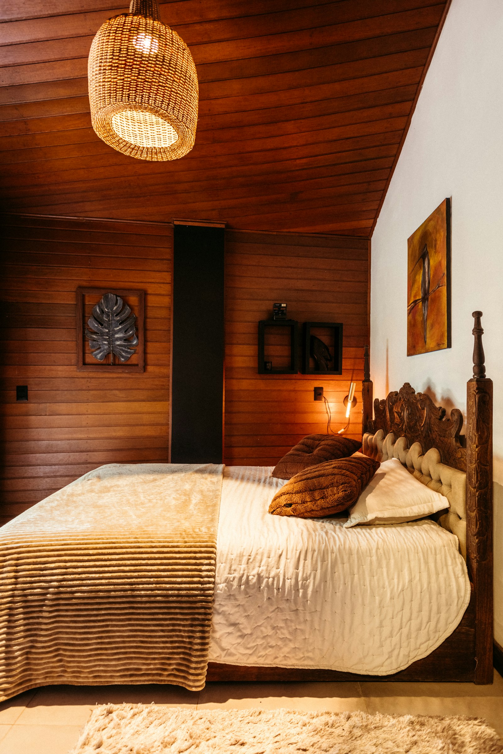Zimmer mit Holzwänden und Holzdecke im warmen Lampenlicht