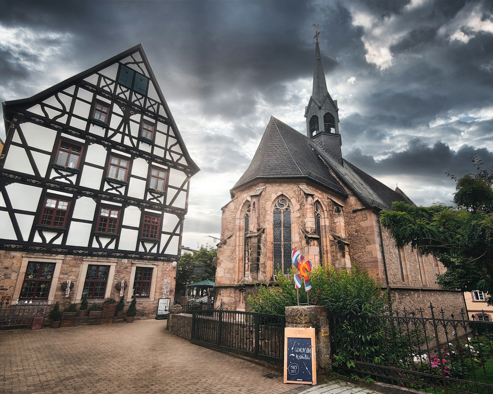 Fachwerkhäuser und Kirche am Dorfplatz