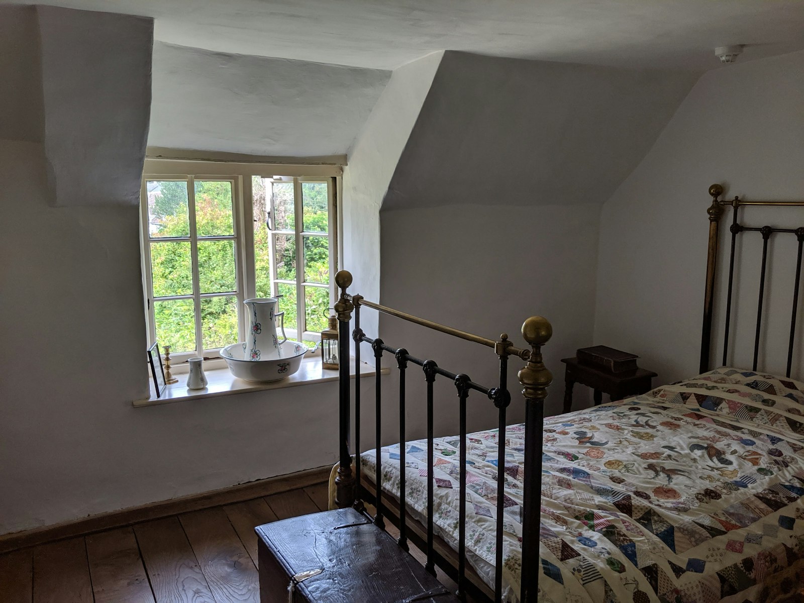 Doppelzimmer Stube mit Metallbett, Holzdielen und Sprossenfenster