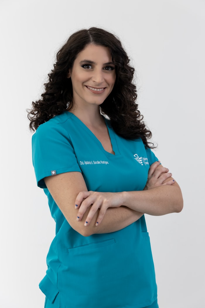 Porträt von Dr. Nora Ahrens, Zahnärztin und Praxisleitung