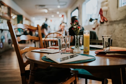 Gedeckter Tisch im Innenbereich des Cafés