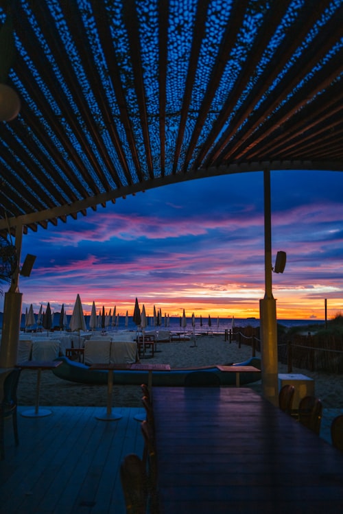 Terrasse am Strand bei Sonnenuntergang