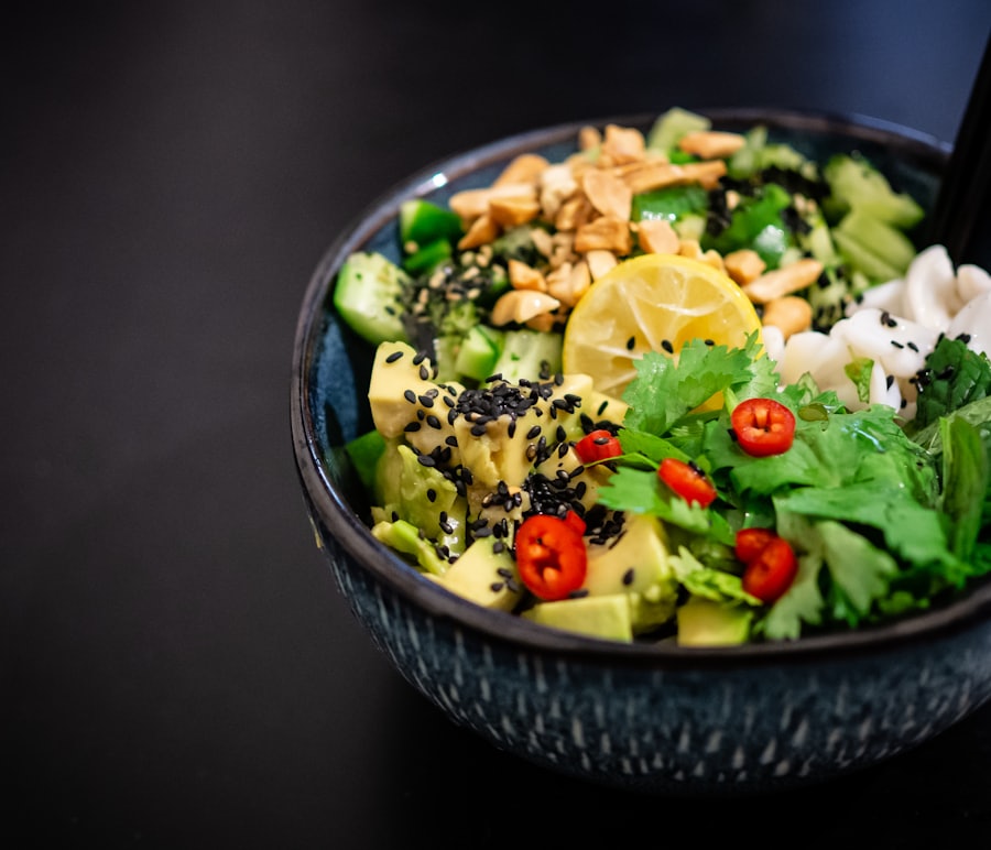 Dunkle Schale mit Avocado, Koriander, Chili, schwarzem Sesam und Cashews