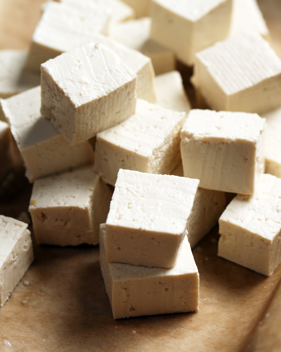 Gewürfelter Räuchertofu, hell und fest, gestapelt auf Backpapier