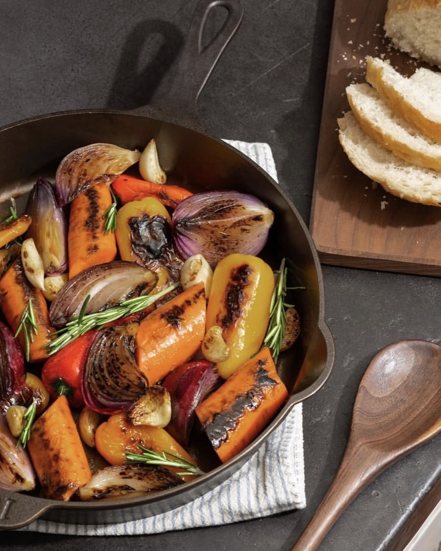 Ofengemüse in einer gusseisernen Pfanne: Möhren, rote Zwiebeln, Paprika und Knoblauch mit Rosmarin